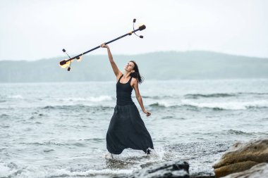 Deniz kıyısında ateş gösterisi ile oynamak