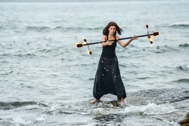 Deniz kıyısında ateş gösterisi ile oynamak