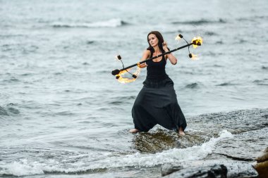 Deniz kıyısında ateş gösterisi ile oynamak