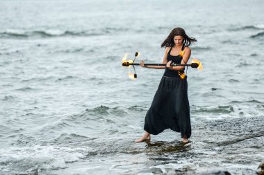 Deniz kıyısında ateş gösterisi ile oynamak