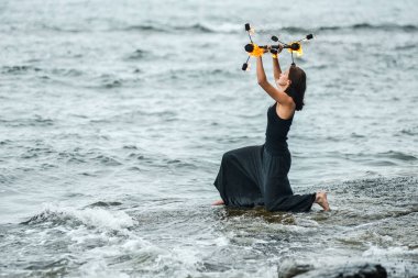 Deniz kıyısında ateş gösterisi ile oynamak