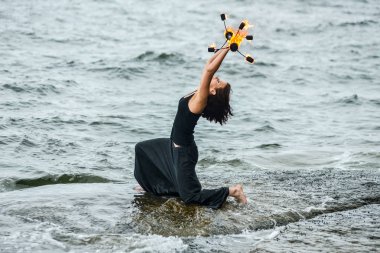 Deniz kıyısında ateş gösterisi ile oynamak