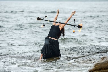 Deniz kıyısında ateş gösterisi ile oynamak