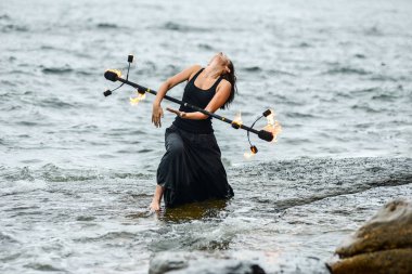 Deniz kıyısında ateş gösterisi ile oynamak