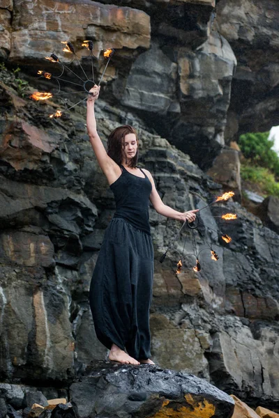 Deniz kıyısında ateş gösterisi ile oynamak