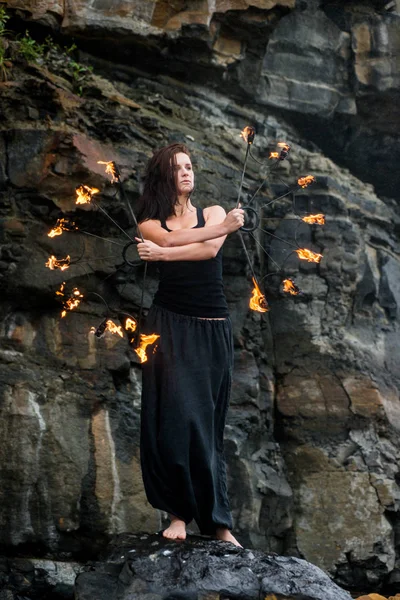 Deniz kıyısında ateş gösterisi ile oynamak