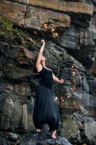 Deniz kıyısında ateş gösterisi ile oynamak