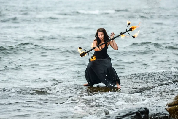 Deniz kıyısında ateş gösterisi ile oynamak