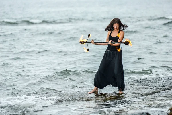 Deniz kıyısında ateş gösterisi ile oynamak