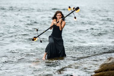 Deniz kıyısında ateş gösterisi ile oynamak