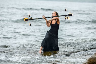 Deniz kıyısında ateş gösterisi ile oynamak