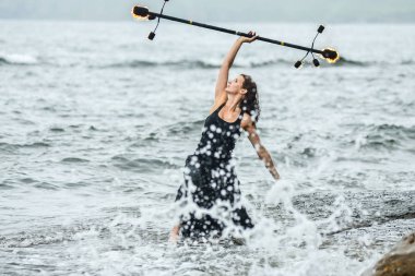 Deniz kıyısında ateş gösterisi ile oynamak