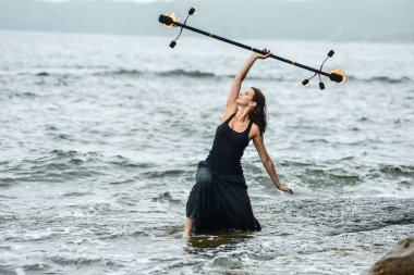 Deniz kıyısında ateş gösterisi ile oynamak