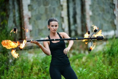 Deniz kıyısında ateş gösterisi ile oynamak