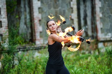 Deniz kıyısında ateş gösterisi ile oynamak