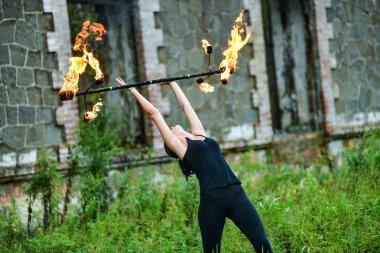 Deniz kıyısında ateş gösterisi ile oynamak