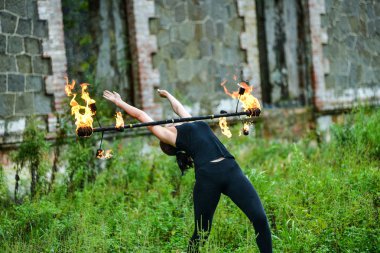 Deniz kıyısında ateş gösterisi ile oynamak