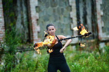 Deniz kıyısında ateş gösterisi ile oynamak