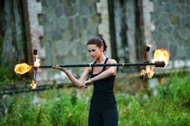 Deniz kıyısında ateş gösterisi ile oynamak