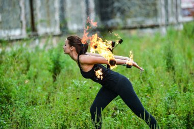 Deniz kıyısında ateş gösterisi ile oynamak