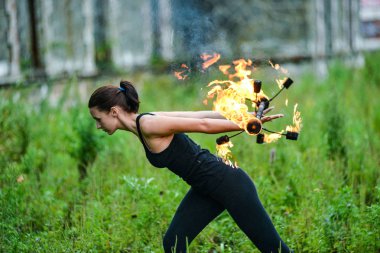 Deniz kıyısında ateş gösterisi ile oynamak