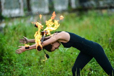 Deniz kıyısında ateş gösterisi ile oynamak