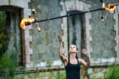 Deniz kıyısında ateş gösterisi ile oynamak