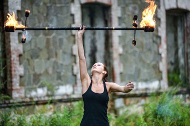 Deniz kıyısında ateş gösterisi ile oynamak