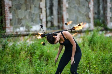 Deniz kıyısında ateş gösterisi ile oynamak