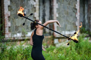 Deniz kıyısında ateş gösterisi ile oynamak