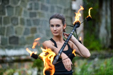 Deniz kıyısında ateş gösterisi ile oynamak