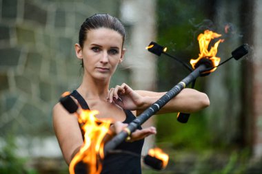 Deniz kıyısında ateş gösterisi ile oynamak