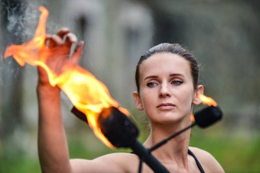 Deniz kıyısında ateş gösterisi ile oynamak