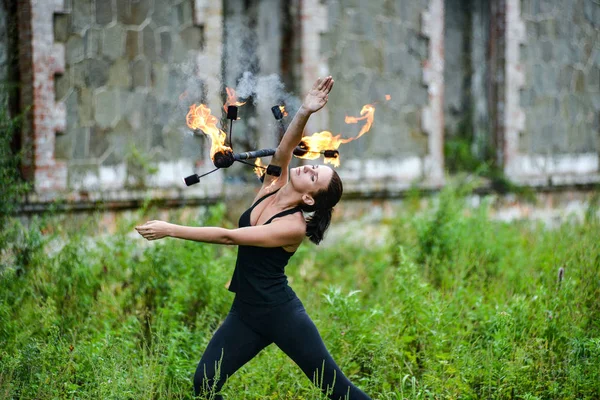 Deniz kıyısında ateş gösterisi ile oynamak