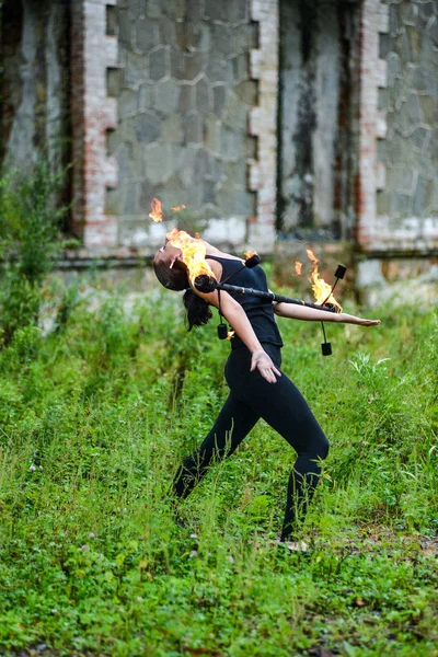 Deniz kıyısında ateş gösterisi ile oynamak