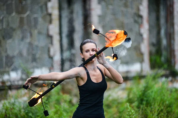 Deniz kıyısında ateş gösterisi ile oynamak