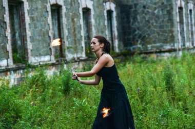 Deniz kıyısında ateş gösterisi ile oynamak