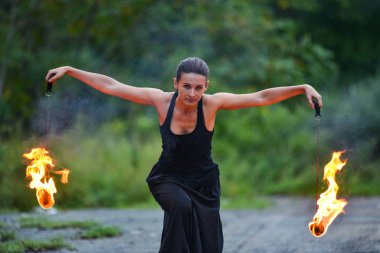 Deniz kıyısında ateş gösterisi ile oynamak