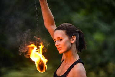 Deniz kıyısında ateş gösterisi ile oynamak