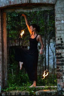 Deniz kıyısında ateş gösterisi ile oynamak