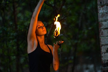 Deniz kıyısında ateş gösterisi ile oynamak