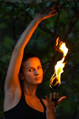 Deniz kıyısında ateş gösterisi ile oynamak