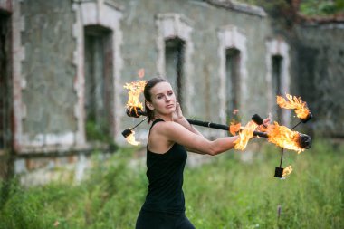 Deniz kıyısında ateş gösterisi ile oynamak