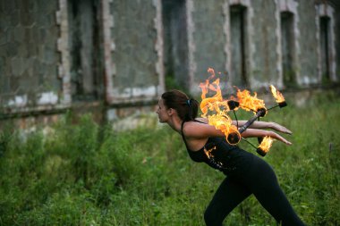 Deniz kıyısında ateş gösterisi ile oynamak
