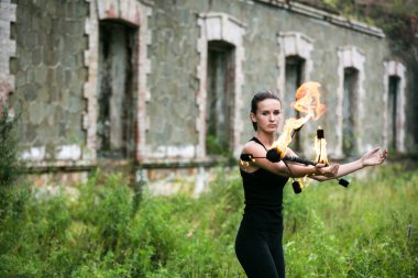 Deniz kıyısında ateş gösterisi ile oynamak