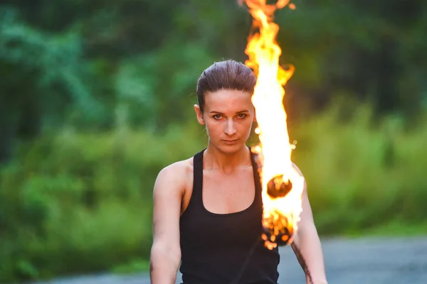 Zagraj z fire show na brzegu morza — Zdjęcie stockowe