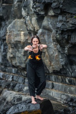 Yanan meşaleler ile ateş gösterisi kız