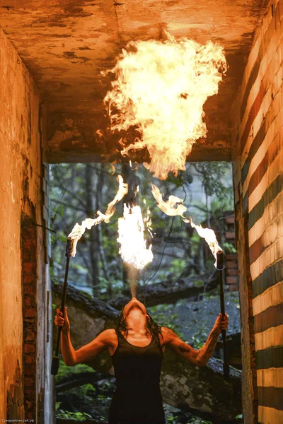 Fuego espectáculo fuego respiro grande Plume de llama — Foto de Stock