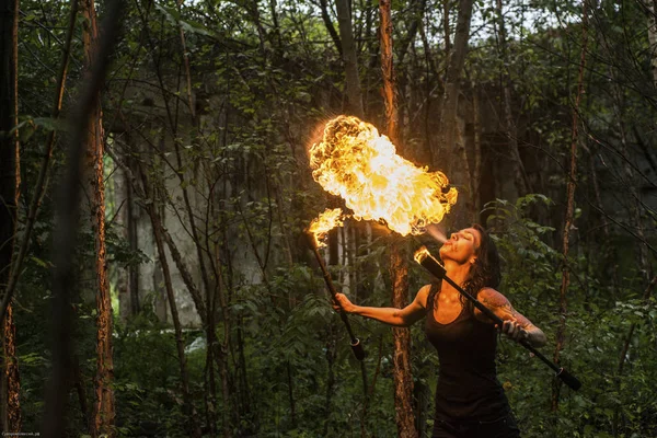 Fuego espectáculo fuego respiro grande Plume de llama — Foto de Stock