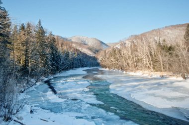 dağ nehir. Kış. Tayga.